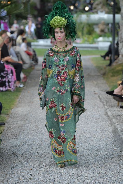 dolce and gabbana dévoile sa collection alta moda sur les rives du lac de côme madame figaro