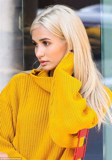 Pia Mia Flashes Her Stomach In A Stylish Bardot Crop Top Daily Mail