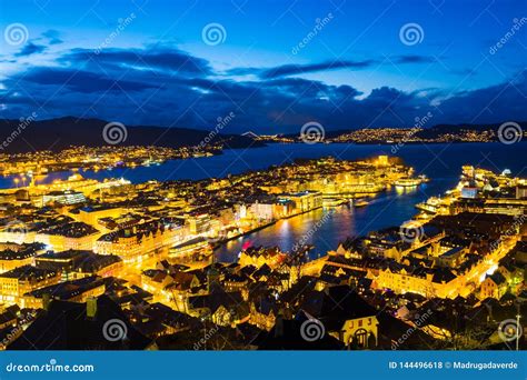 satellietbeeld van bergen noorwegen bij nacht kleurrijke bewolkte zonsonderganghemel  de