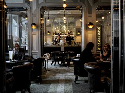 mayfair area guide   restaurants bars pubs shops  hotels