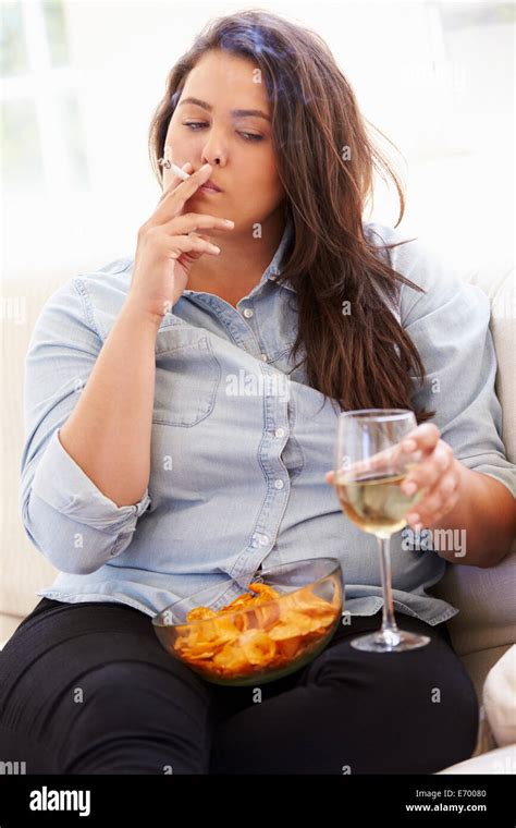 Mujer Con Sobrepeso Comer Patatas Fritas Beber Vino Y Fumar Fotografía