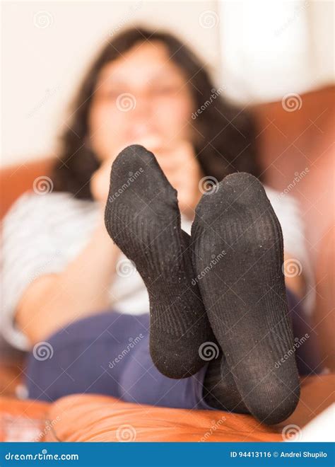 voeten van een meisje in zwarte sokken stock foto image of meisje