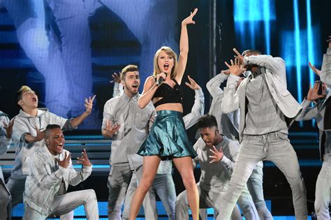 See All Of Taylor Swift S Looks From The 1989 World Tour