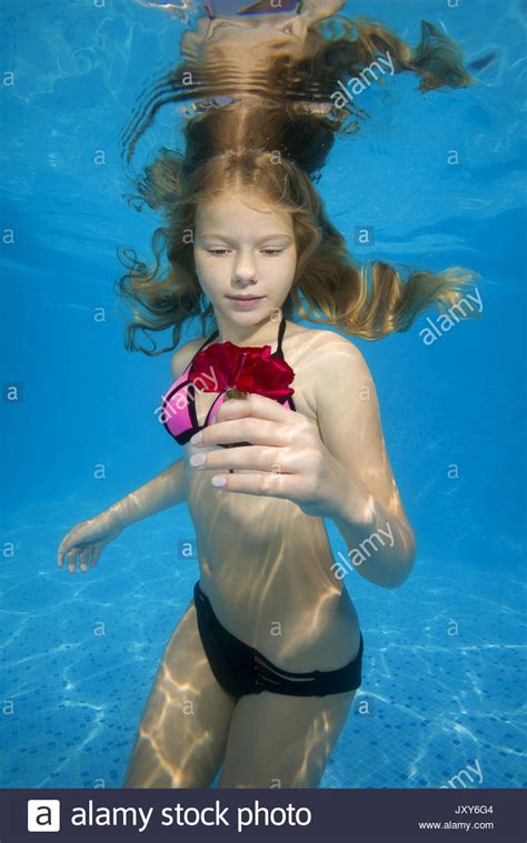 Schöne Teen Girl Posiert Unter Wasser Im Pool