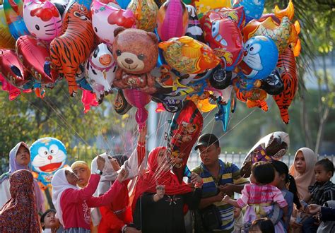 muslims   world celebrate eid al fitr al arabiya english
