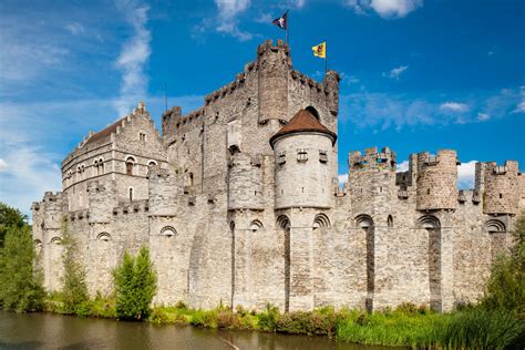 gorgeous medieval castles   world readers digest
