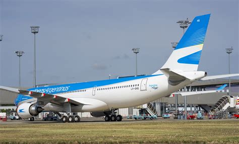 aerolineas argentinas busca aviones  renovar flota  incluye al