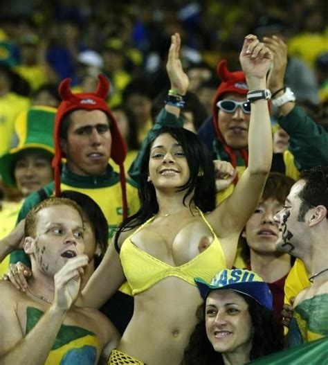 【画像】ワールドカップ美女の乳首ポロリ。ブラジルのサポーター Vs アルゼンチンのサポーター ポッカキット