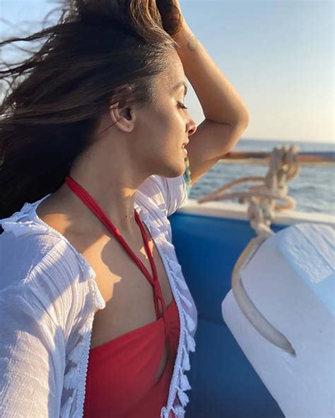 Anita Hassanandani Shows The Art Of Taking A Selfie Looks Sizzling