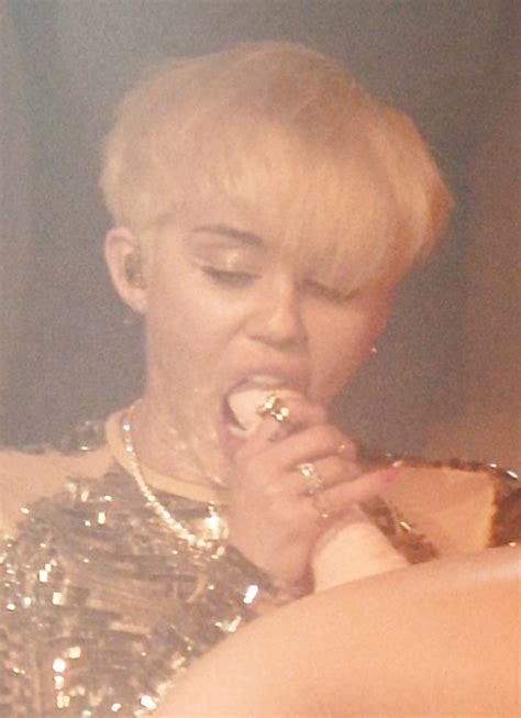 miley cyrus sucks a rubber cock on stage 8 pics