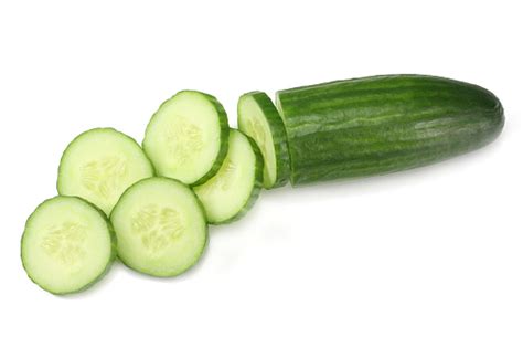 verse plakjes komkommer geisoleerd op een witte achtergrond bovenaanzicht stockfoto en meer
