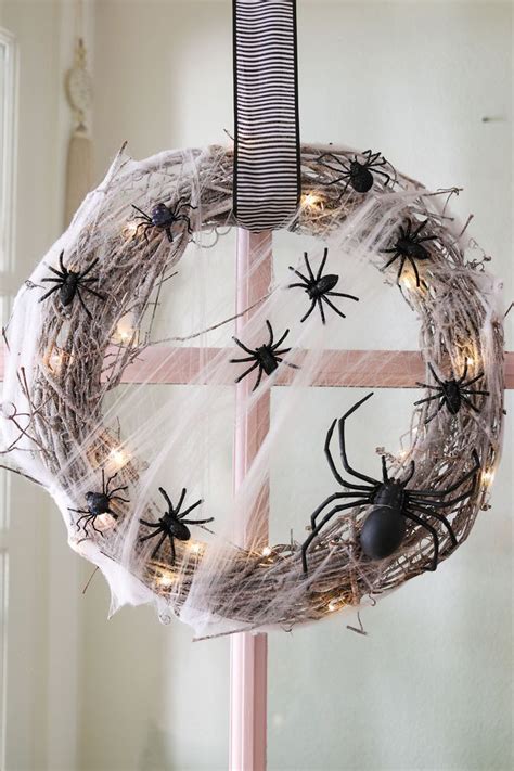 easy diy halloween wreath  spiderwebs scary halloween wreath diy