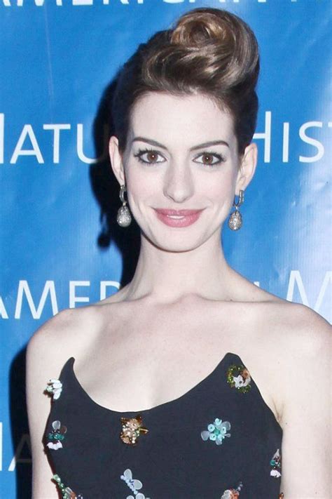 Anne With A Retro Roll Annehathaway Catwoman Hair Anne Hathaway