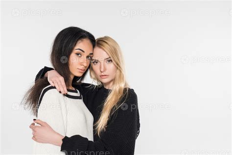Gratis Beautiful Multicultural Lesbian Couple In Black And White
