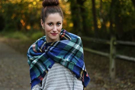 ways  wear  plaid blanket scarf style coming  roses