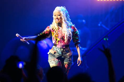 nicki minaj s pink friday tour at the chicago theater the new york times