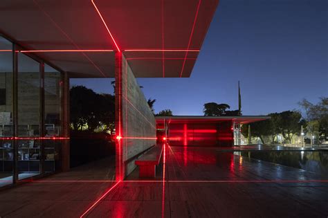 Galeria De Pavilhão Barcelona é Transformado Em Uma Instalação De Luz
