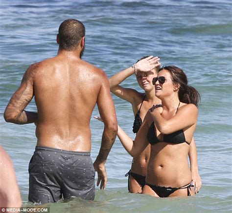 buddy franklin hits beach in bondi with two bikini clad babes daily mail online