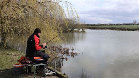 kent fishing lakes prepare  open   government permit angling