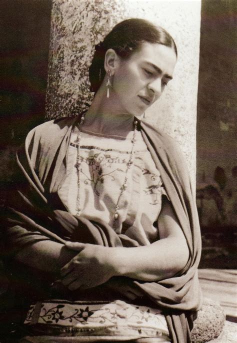 40 Fascinating Black And White Portraits Of Frida Kahlo From Between