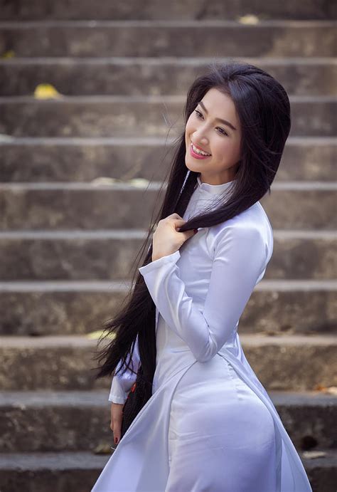 Beautiful Vietnamese Women In Traditional Long Dress