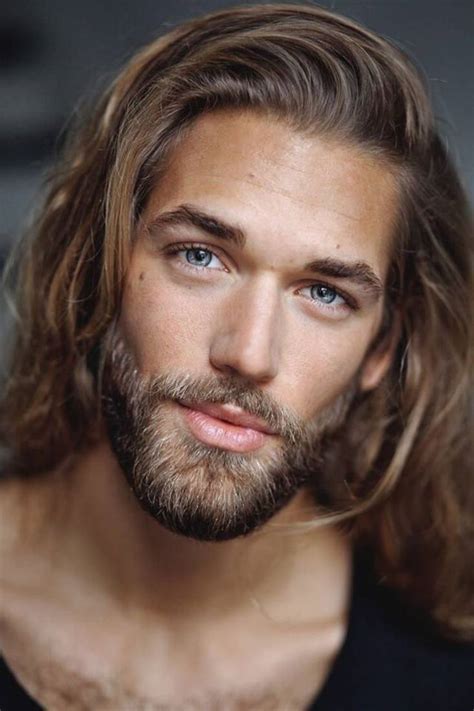 Il taglio corto è un look di grido per molti uomini ed è facile da gestire, ma non sta bene a tutti. 50 Tagli di capelli lunghi per uomo: sempre di moda, mai banali
