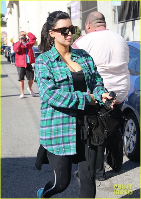 kim kardashian pregnant in skinny jeans photo 2822512 kim kardashian pregnant celebrities