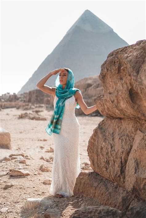 Egypt Bride Wears Wedding Dress In 33 Countries On Honeymoon