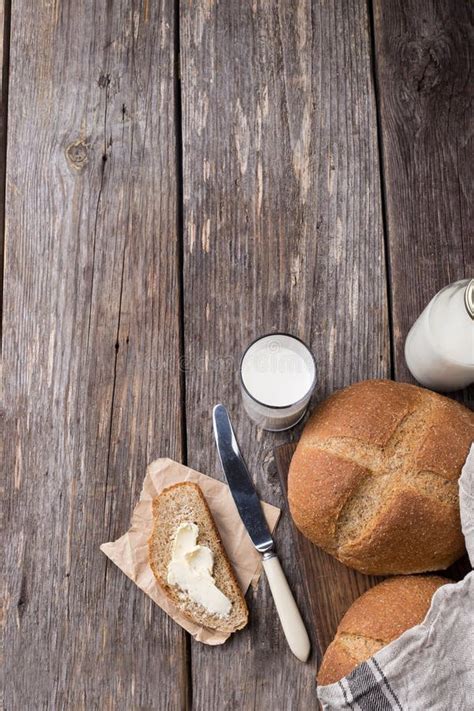 rustiek ontbijt met wholegrain brood melk en boter stock afbeelding image  ontbijt