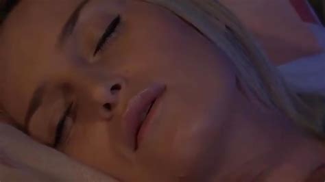 belle blonde endormie se réveille pour baiser porndroids