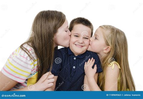 Zwei Schwestern Die überraschten Bruder Küssen Zwei Junge Mädchen Die