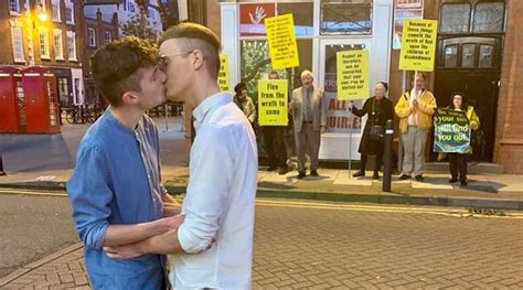 ‘love is love gay couple kiss in front of anti lgbtqia protesters in