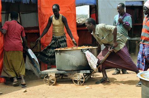 pictures somalis flee  ethiopia kenya news al jazeera