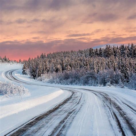 🇸🇪 winter road in rural country of sweden by thomas