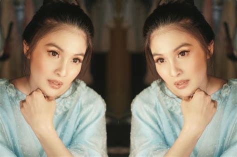 Aura Cantik Sandra Dewi Kian Terpancar Dengan Outfit Polkadot Berita