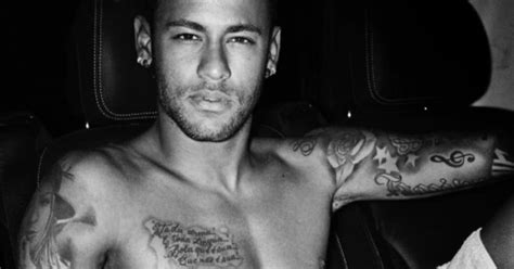 Neymar Pose Nu Pour Le Photographe Mario Testino Le Huffington Post