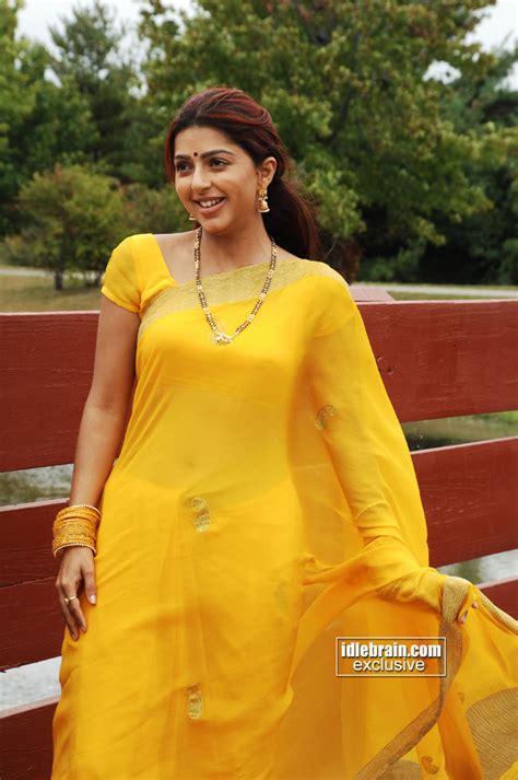 film actress photos bhumika chawla sexy in yellow saree