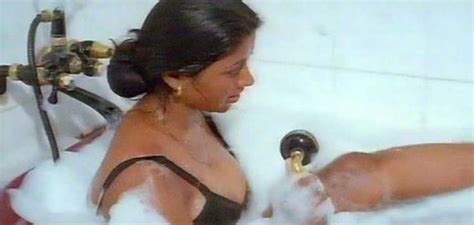 hot desi aunty actress girls images sex pics village girls bathing vs city girls bathing photos