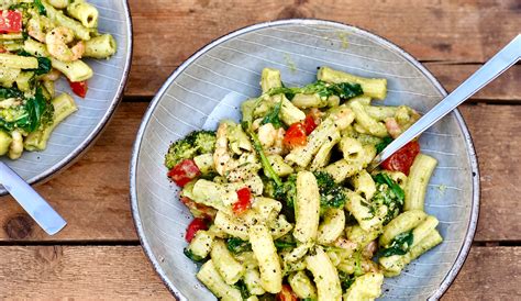 pasta pesto met broccoli garnalen en paprika gewoon wat een studentje  avonds eet