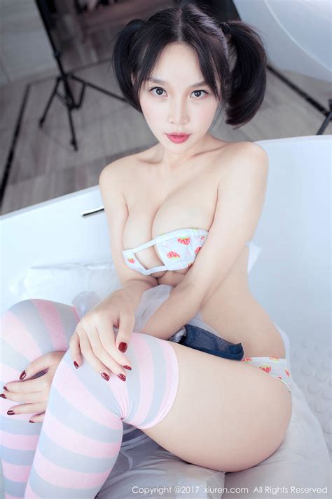Xiao Chunzis „japanisches Mädchen Mit Großen Brüsten Und Kleiner