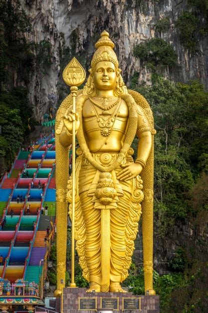 goldene statue  den batu hoehlen  kuala lumpur kostenlose foto
