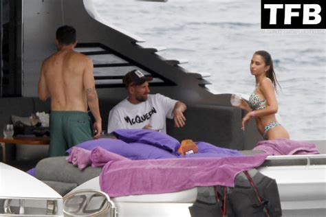 Antonela Roccuzzo And Lionel Messi Share Some Pda In Ibiza 17 Photos