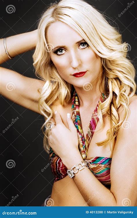Portret Van Een Aantrekkelijke Blonde Vrouw Stock Foto Afbeelding