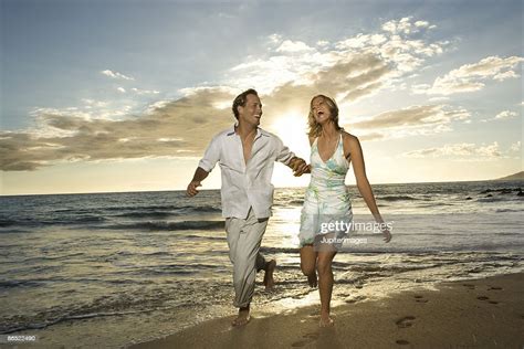 Couple Running On Beach Stock Foto Getty Images