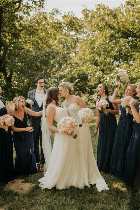 lesbian wedding 📷 photography 📸 photo ideas 💡 lesbianweddingideas romanticweddingideas ro