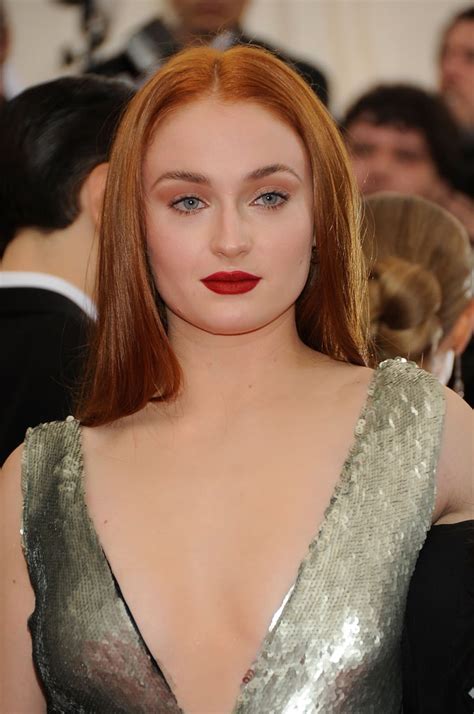 Sophie Turner S Straight Centre Part Hair And Red Lip 2015 Sophie