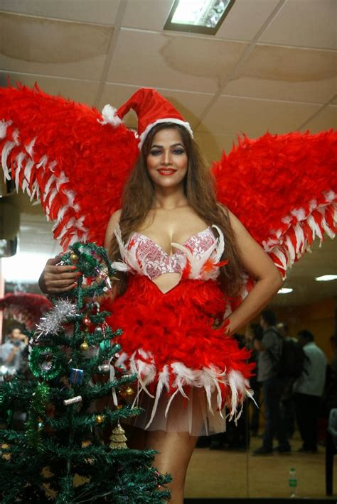 actress and model tanisha singh hot christmas photoshoot