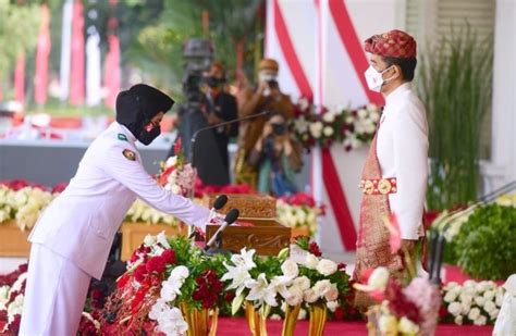 pimpin upacara hut ri istana negara jokowi kenakan baju adat lampung news cakrawala