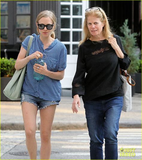 amanda seyfried grabs lunch with her mom in the big apple photo