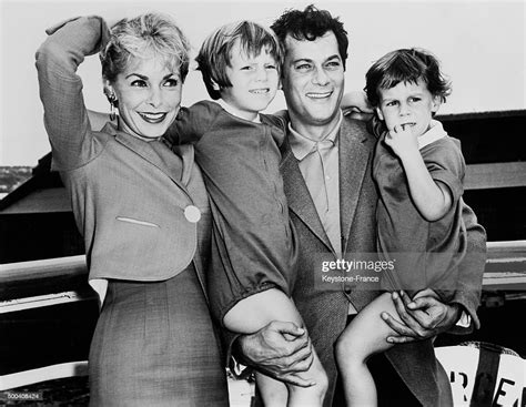 Tony Curtis Janet Leigh And Their Two Daughters Kelly And Jaimie